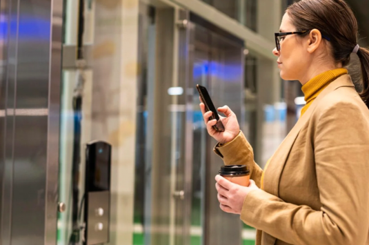 Tecnologia em condomínios: do controle remoto ao smart living 